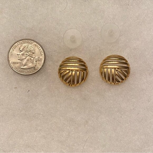 TAT EARRINGS VINTAGE GOLD TONE OPEN WORK ROUND STUD PIERCED CIRCLE SIGNED - Picture 5 of 8
